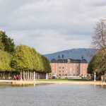 Schlossgarten Schwetzingen Blick auf das Schloss im Vordergrund ist eine Wasserfläche