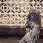 Brunnenfigur im Badhausgarten, Ein Vogel speit Wasser