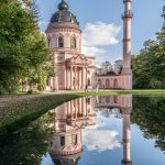 Die Rote Moschee im Schlossgarten Schwetzingen spiegelt sich im Wasser eines Teichs