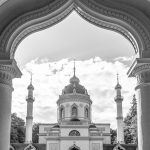 Schwarzweißbild: Blick auf die Moschee durch ein Tor im Wandelgang. Schwetzingen