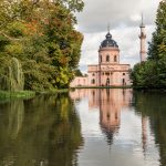 Die Rote Moschee von Schwetzingen spiegelt sich im Moscheeteich.