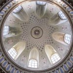 Die Kuppel der Rote Moschee von unten betrachtet im Kreis sind 8 Fensster angeordnet, dazwischen verschiedene Ornamente