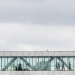Ein geschlossener Übergang, durch die seitlichen Fenster sind Menschen zu sehen die über den Übergang gehen.