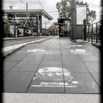 Straßenbahnhaltestelle auf dem Boden sind Graffitis von der Organisation Reporter ohne Grenzen, die zum Schutz von Journalisten aufrufen.