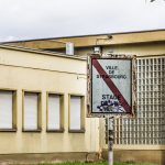 Altes verrostetes Ortsschild von Strasbourg, es ist mit Graffitis beschmiert.