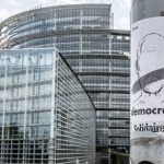 Plakat an Laternenmast vor dem Europäischen Parlament