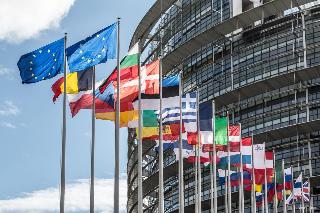 Die Flaggen aller Mitglieder der EU sowie zwei Europaflaggen sind vor dem Europaparlament gehisst. 