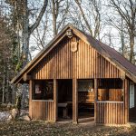 Hütte in der Burgruine Schnellerts