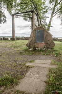 Ligendes Sandsteinkreuz, Gedenkstein und Galgen