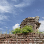 Mauerrest und blauer Himmel