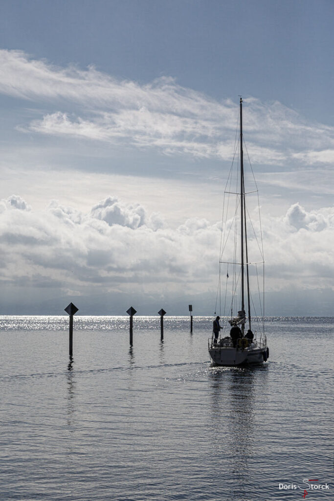 Fernweh - Segelboot läuft aus dem Hafen aus