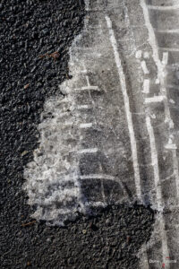 Spuren - Reifenspur im Schnee