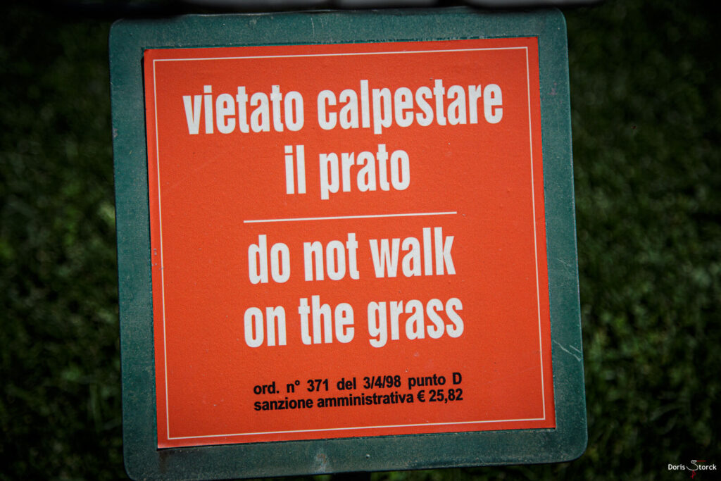 Schild - Den Rasen nicht betreten