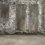 Grabplatten in der Klosterruine