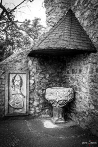 Taufbecken in der Klosterruine auf dem Heiligenberg bei Seeheim Jungenheim