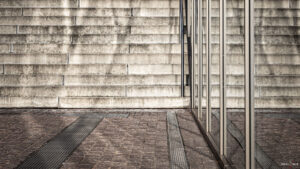 Treppe spiegelt sich in der Glasfassade eines Gebäudes
