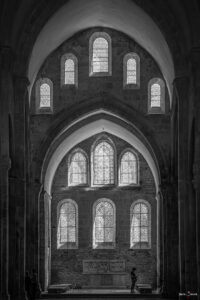 Fenster in der Klosterkirche der Abtei Fontenay