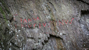 Justinusfelsen, römische Inschrift im Felsen